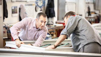 En collaboration avec ADLER, profine a élaboré un processus de revêtement innovant à bi-composant selon le procédé Vacumat. | © profine