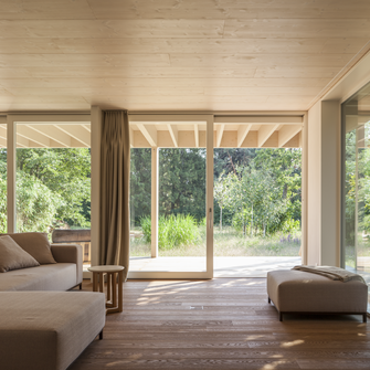 De la façade et des fenêtres aux meubles et aux murs intérieurs : dans la gamme green d'ADLER, les artisans du bois trouveront des revêtements durables pour toute la maison. | © Markus Schietsch Architekten / Andreas Buschmann