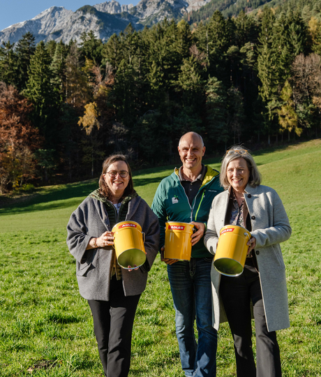 Lancement d'un nouveau partenariat : Anton Heufelder (directeur général du parc naturel Karwendel) avec Andrea Berghofer (à droite), directrice générale d'ADLER, et Claudia Berghofer (directrice de la communication d'entreprise, à gauche). | © ADLER