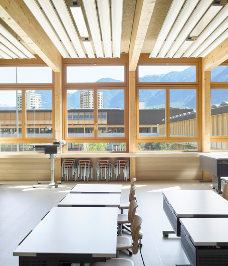 Dans les salles de classe, la beauté des fenêtres en chêne, discrètement soulignée par la peinture, est impressionnante. | © Seraina Wirz