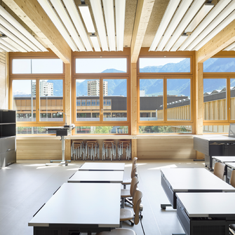 Dans les salles de classe, la beauté des fenêtres en chêne, discrètement soulignée par la peinture, est impressionnante. | © Seraina Wirz