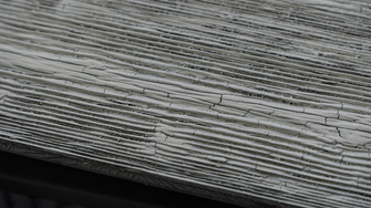 Le nouvel effet Burnt Wood donne à la surface l'aspect du bois carbonisé. | © ADLER