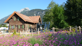 In Scharnitz betreibt der Naturpark das Museum Holzerhütte, das anschaulich über historische Holzwirtschaft informiert. | © Naturpark Karwendel / Hermann Sonntag