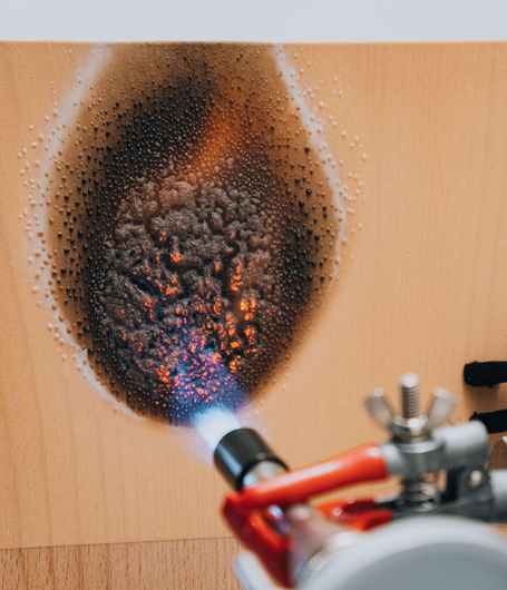 En cas d'incendie, le revêtement se met à mousser, créant ainsi une couche d'isolation sur le bois. | © ADLER