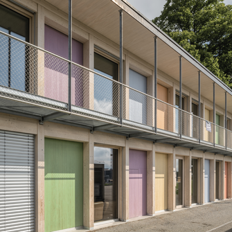 Même six ans après sa construction, le centre de la paroisse de Wittenbach se présente dans une couleur fraîche et gaie grâce à Lignovit Terra d'ADLER. | © ADLER