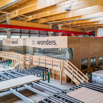 Le slogan du groupe HASSLACHER « From wood to wonders » est présenté de manière impressionnante sur une caisse en bouleau revêtue de ADLER Lignovit Ecofin au milieu du hall.