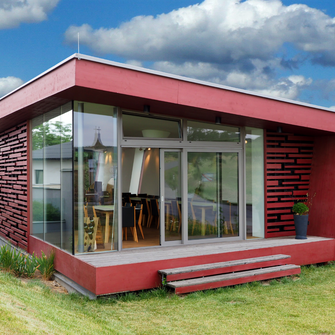 Les lasures à effet telles que Pullex Platin, ici au vignoble Studeny à Obermarkersdorf par les architectes Oberstaller & Sammer, assurent un aspect métallique spectaculaire. | © Oberstaller & Sammer Architekten