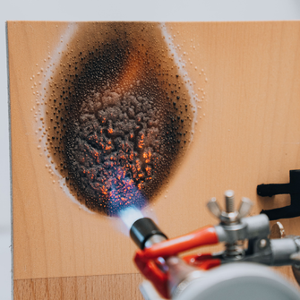 En cas d'incendie, le revêtement se met à mousser, créant ainsi une couche d'isolation sur le bois. | © ADLER