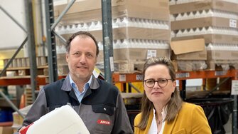 Une contribution précieuse dans la lutte contre la pandémie de coronavirus : Claudia Berghofer et Romed Staggl avec le nouveau désinfectant ADLER Clean Disinfectant pour les mains et les surfaces.