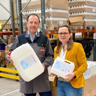 Une contribution précieuse dans la lutte contre la pandémie de coronavirus : Claudia Berghofer et Romed Staggl avec le nouveau désinfectant ADLER Clean Disinfectant pour les mains et les surfaces.