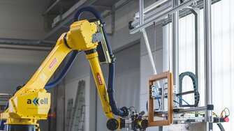 Chez ADLER, l'accent est toujours mis sur l'ensemble du processus de revêtement, du traitement préalable du support au séchage. ADLER a récemment présenté Abramotion, un robot de ponçage sensitif pour les fenêtres en bois. | © ADLER
