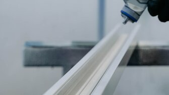 Un vernis blanc protège efficacement le plastique contre le jaunissement.