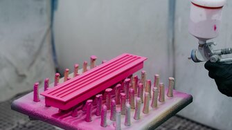 Les éléments de construction en plastique peuvent être peints dans des teintes individuelles avec Polycolor Top 2K.