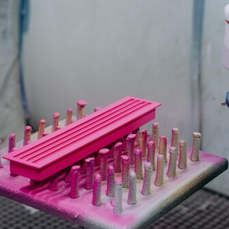 Les éléments de construction en plastique peuvent être peints dans des teintes individuelles avec Polycolor Top 2K.