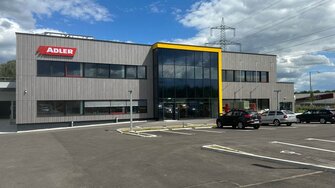 Moderne, spacieux et facile d’accès : le nouveau centre est le point de contact pour les clients ADLER dans toute l’Autriche orientale.