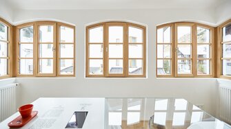 Aquawood Soft-Finish d'ADLER confère aux surfaces des fenêtres un aspect particulièrement naturel, avec un rendu cireux. | © Rieder Fenster / Andreas Langreiter