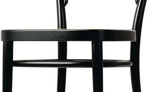 La « chaise des chaises », le classique des cafés viennois de Michael Thonet teinté en noir avec ADLER Arova Flex. | © Thonet GmbH