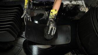 La teinture est essuyée à la main à l’aide d’une éponge naturelle spécialement livrée de la mer Égée : c’est ainsi que l’on obtient le motif de teinture unique et uniforme ! | © Thonet GmbH