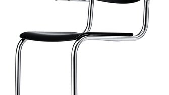 Même dans la variante avec des éléments en bois moulé pour l’assise et le dossier, ce classique en tube d’acier, privé de ses pieds arrière, impressionne. | © Thonet GmbH