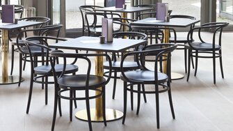 Le modèle à accoudoirs 209 du restaurant « Table » de la Kunsthalle Schirn à Francfort se présente également dans la noble teinture noire d’ADLER. | © Thonet GmbH © Constantin Meyer