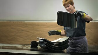 Pour leur utilisation design, les dossiers font l’objet d’une teinture par immersion avec Arova Flex d’ADLER en noir. | © Thonet GmbH