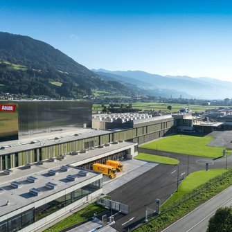 L'usine de vernis à l'eau la plus moderne d'Europe est située à Schwaz, au Tyrol. Et l'usine ADLER va une fois de plus investir massivement au cours de l'année à venir.