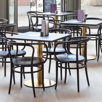 Le modèle à accoudoirs 209 du restaurant « Table » de la Kunsthalle Schirn à Francfort se présente également dans la noble teinture noire d’ADLER. | © Thonet GmbH © Constantin Meyer
