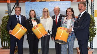 ADLER_Feier.jpg: Plus de 200 invités d'honneur ont participé aux festivités d'inauguration - dans un centre logistique en pleine activité!