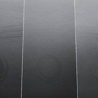 La comparaison le prouve: La surface de Bluefin Pigmosoft (au milieu) lustre nettement moins en cas de frottement par rapport aux vernis pour meubles similaires (à gauche et à droite). ) | © ADLER