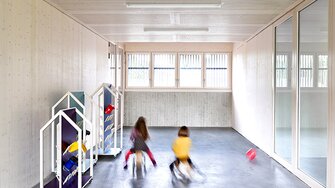 Le centre familial Poppenweiler de VON M Architekten séduit par ses murs et plafonds en bois lasurés en blanc avec ADLER Lignovit Interior UV 100.